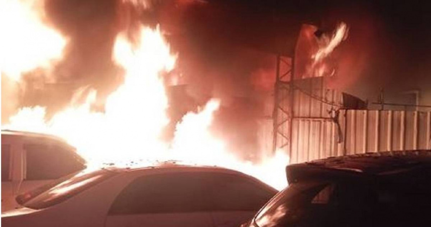 彰化某間機車行的後方倉庫大火，延燒鄰近停車場的5部汽車，造成2人受傷送醫。（圖／翻攝畫面）