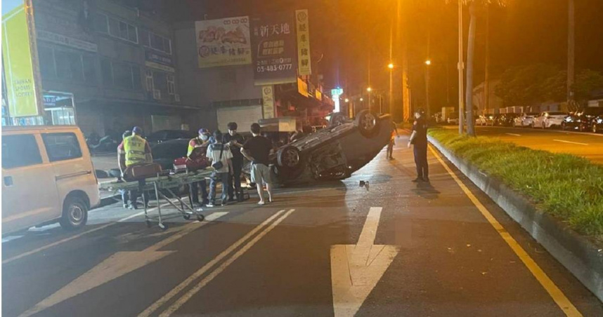 持有台灣駕照的28歲鄭姓越南籍男子駕駛自小客車，沿桃園市觀音區成功路一段往敬業街，疑似因疲勞駕駛自撞路邊停放的5輛車後翻覆，整輛車橫躺於路中央，幸現場無人受傷。（圖／翻攝畫面）