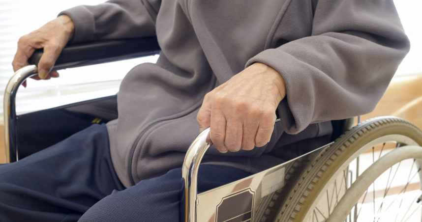 台南一名林姓老翁年邁無法工作，導致生活陷入困境，向法院聲請邀請3名子女每人每月各付逾5千元扶養費，直到他去世；3名子女反控林姓老翁惡行，當初逼母親給10萬元才肯離婚，離婚後從未盡父親責任。（示意圖非當事人／photoAC）