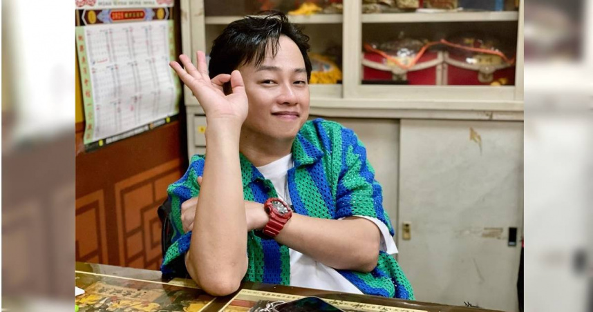 賴銘偉一人身兼多職，是歌手、演員，也是大溪鳳山寺廣澤宮宮主。（圖／林淑娟攝）