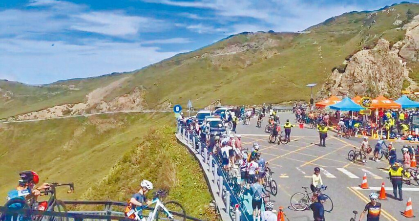 崇越盃武嶺自行車挑戰賽23日登場，1600名騎士從南投縣埔里地理中心碑出發往合歡山武嶺，用路人抱怨交通管制措施太差，拿生命開玩笑！（圖／警方提供／中國時報楊靜茹南投傳真）