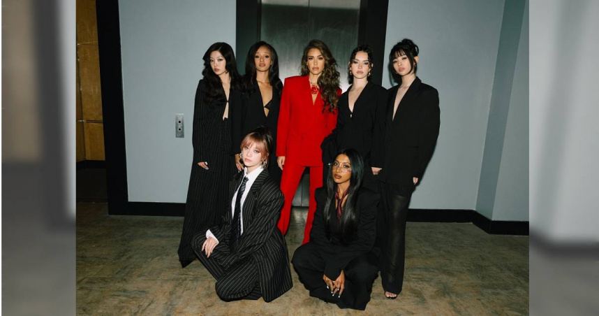 女團KATSEYE新歌〈Gabriela〉MV ，邀來好萊塢知名女星潔西卡艾芭精彩出演 。（圖／環球音樂提供）