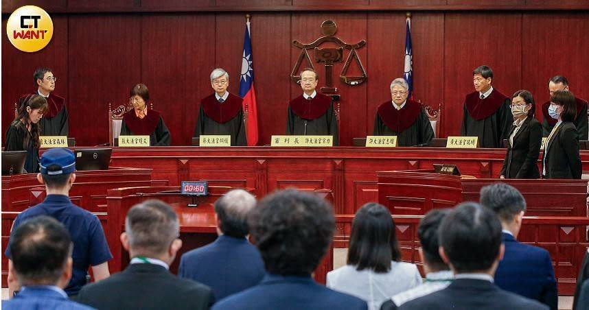 反對《法院組織法》修法的聲浪當中，提及憲法法庭早已直播審理法律爭點案件，地院與高院也採公開審理原則，所謂「司法黑箱」說法是刻意誤導。（圖／黃耀徵攝）