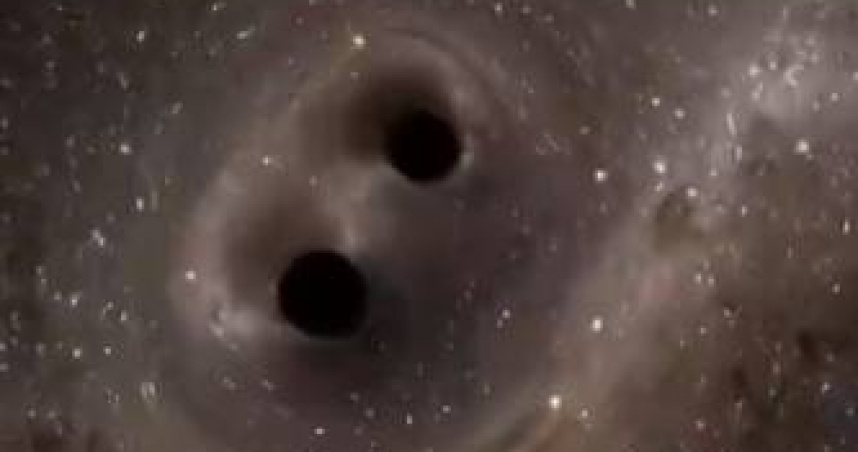 美國LIGO重力波觀測站偵測到宇宙史上最大黑洞碰撞事件，撞擊瞬間產生的重力波震撼全世界。（圖／翻攝自Caltech／MIT／LIGO實驗室）