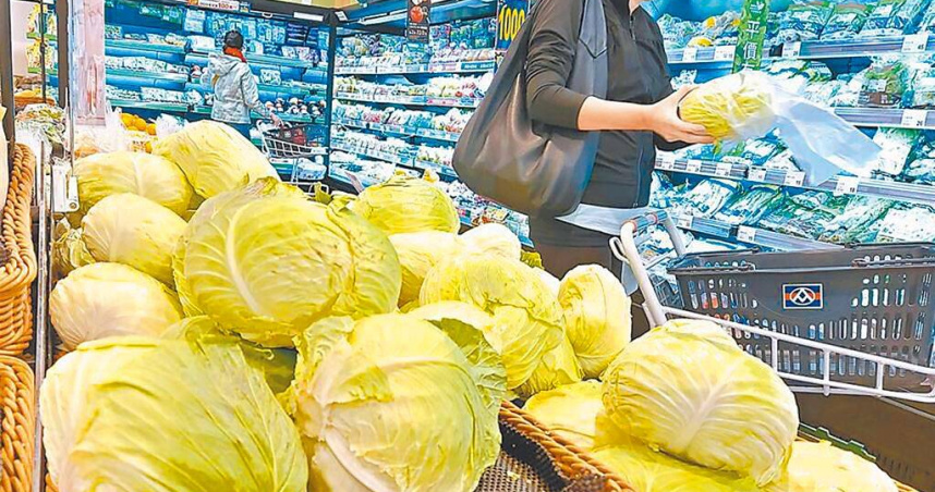 月初丹娜絲颱風襲台，多日強降雨，中南部蔬菜產地受損影響產量，菜價上漲7.2元，台北農產公司從17日起連續8天釋出平價蔬菜，總計約50公噸。（圖／報系資料照）