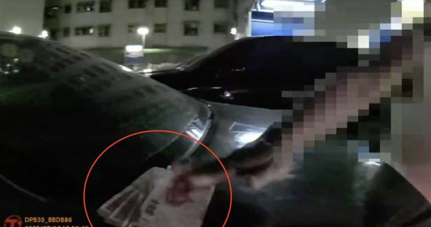 台中男子酒駕逼車被查獲，竟當場掏出千元鈔票企圖息事寧人遭拒。（圖／翻攝畫面）