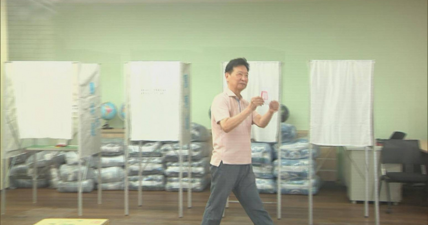 趙少康投票後當眾亮票，涉嫌違反選罷法。（圖／報系資料照）