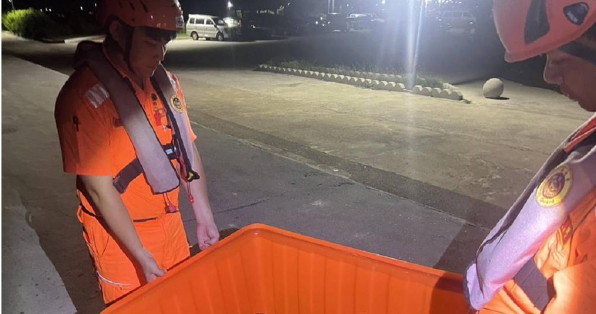 25日晚纏網被發現的海龜，經安檢救起後當晚就先安頓在安檢所。（圖／第七岸巡隊提供）