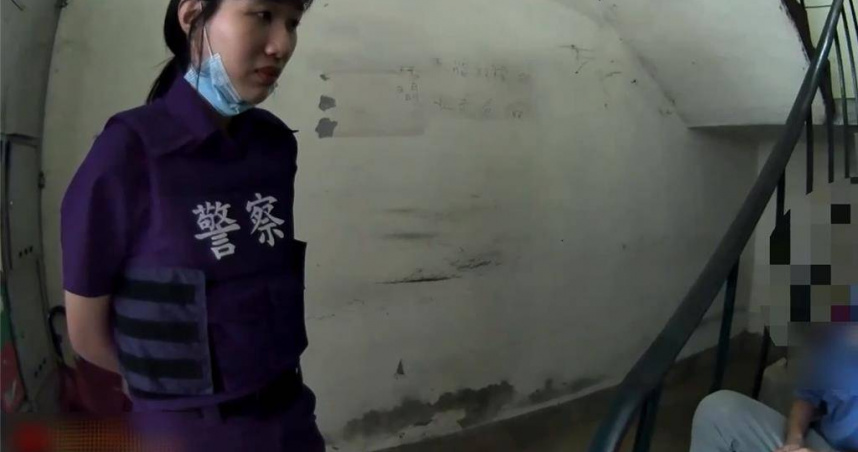 女警柔性勸說，引導其返家。（蘆洲警分局提供）