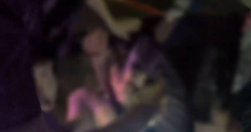 越籍移工酒駕拒檢遭壓制逮捕，並在身上被搜出毒品吸食器。（圖／翻攝畫面）