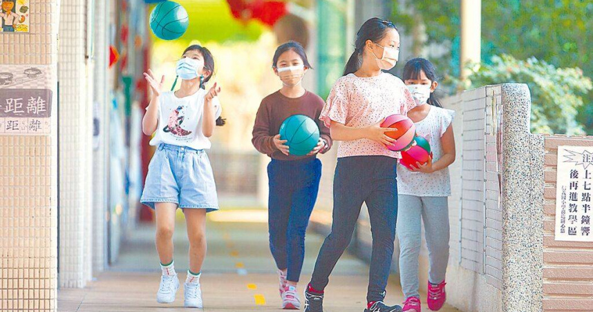 近期有學校收到體育署要求盤點學校運動場館設施，質疑校園公共球政策死灰復燃。示意圖為國小校園。（圖／報系資料照）