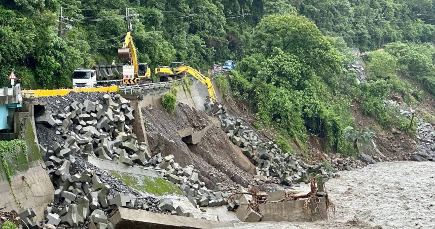 連日豪雨造成高雄山區多處道路坍方。（圖／翻攝自臉書／陳其邁 Chen Chi-Mai）