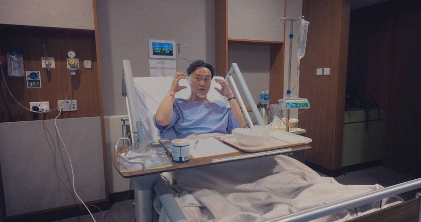 紀錄片中首度曝光陳奕迅躺在醫院，面上包滿紗布的畫面。（圖／廿一克有限公司提供）