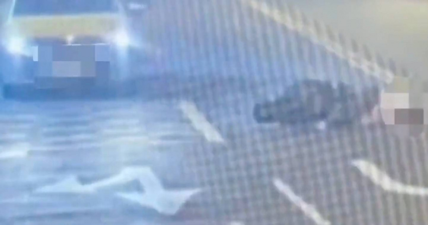 南港區計程車司機突然開車門，機車騎士遭撞飛送醫。（圖／翻攝畫面）