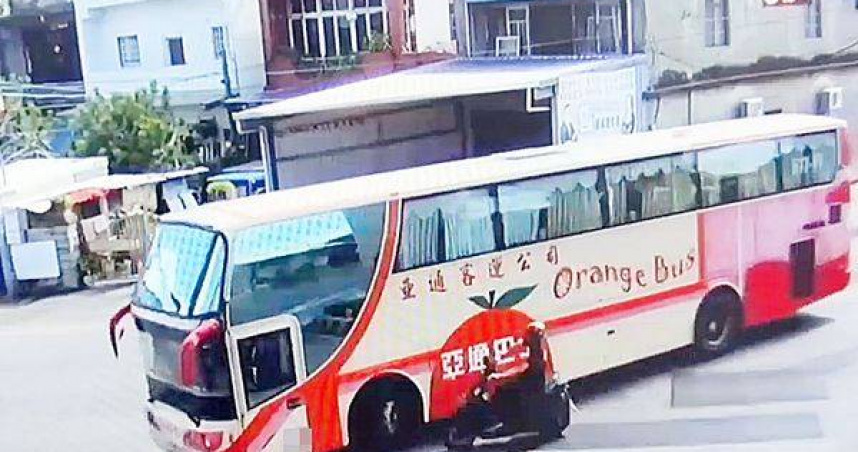 客運大迴轉機車煞不住猛撞。（圖／翻攝畫面）