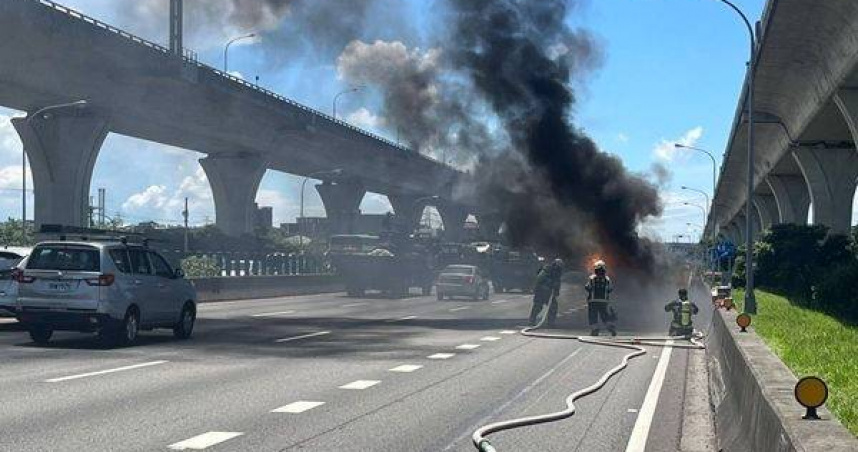 國道小客車突起火燃燒。（圖／翻攝畫面）