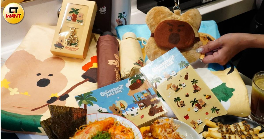 爭鮮攜手韓國文創IP「DINOTAENG」從8/20起分兩階段推出共10款療癒聯名周邊。（圖／魏妤靜攝）