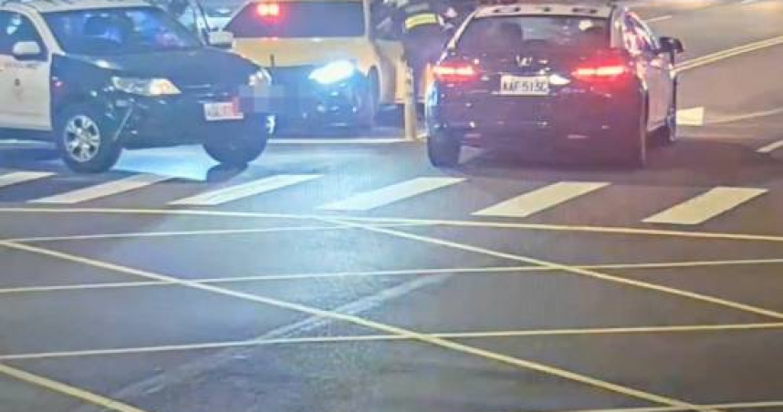 北市信義分局21日晚間獲報有男子將他人計程車整輛開走，火速將人圍捕後，男子坦承其有吸食毒咖啡包。(圖／翻攝畫面)