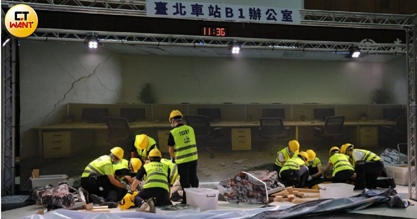 內政部等部會今天在台北車站展出各部會先進防災科技設備，為將到來的國家防災日宣導。（圖／周志龍攝）