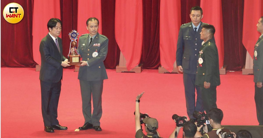 今天是中華民國抗日戰爭勝利紀念日，何志勇以日本敗戰後一度主權被接管的慘痛教訓，直言「和平永遠是唯一的王道，圖為賴總統參加軍人節表揚活動（圖／方萬民攝）