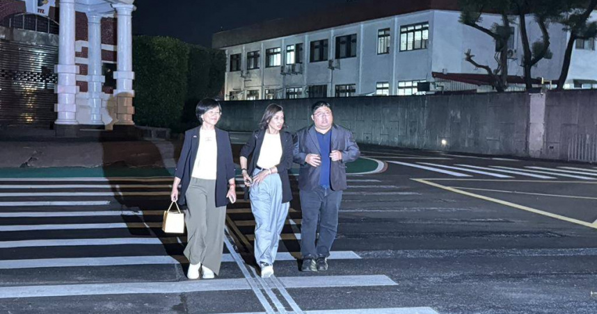 賴清德今晚在官邸宴請綠委，會後，邱議瑩、蘇巧慧、蔡易餘走出官邸接受媒體提問。（圖／中國時報王千豪攝）