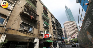 距離台北市政府僅3分鐘路程的興隆整宅面臨都市更新計畫。住戶指控建商將整宅判定為「危險建築物」，藉此降低同意比例以加快都更通過。（圖／方萬民攝）