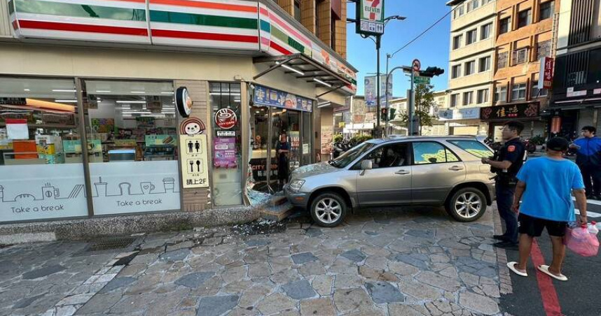 休旅車疑停車失誤撞上礁溪火車站前超商大門，玻璃碎片散落一地。（圖／翻攝畫面）