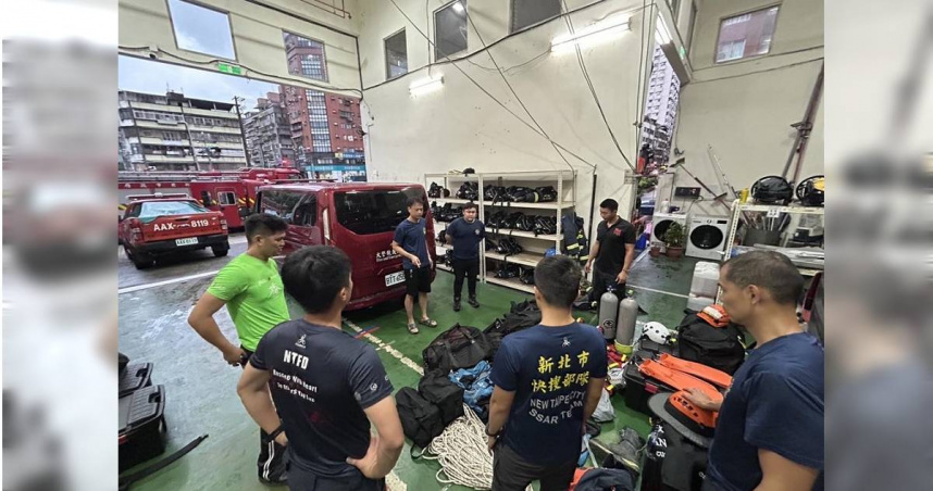 強颱樺加沙帶來驚人雨量，重創花蓮縣光復鄉，新北市長侯友宜今（23）日傍晚指出，已陸續集結共56人、22輛救災車輛、3艘船艇與2隻搜救犬前往光復鄉協助救災。（圖／新北市新聞局提供）