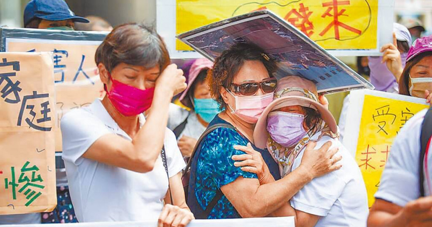 號稱全台最大吸金案之一的「五互集團」吸金220億元案，二審9月30日宣判，集團總裁陳秋白判刑10年5月，法院維持重判立場。圖為去年受害者至五互高雄總部陳抗哭訴畫面。（圖／報系資料照）