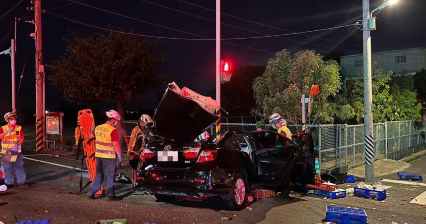 桃園深夜慘烈車禍23歲男疑分心猛撞貨車，車頭全毀命喪歸途。（圖／翻攝畫面）