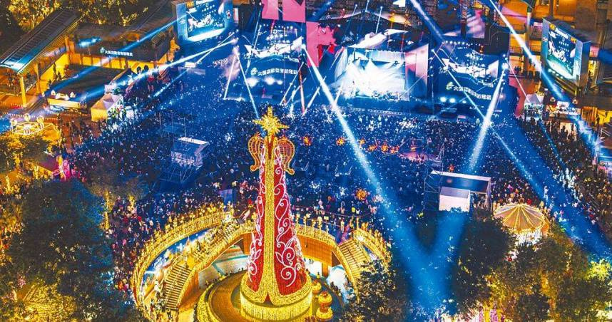 新北市板橋區每年會舉辦「新北歡樂耶誕城」。（資料照／新北市觀旅局提供）