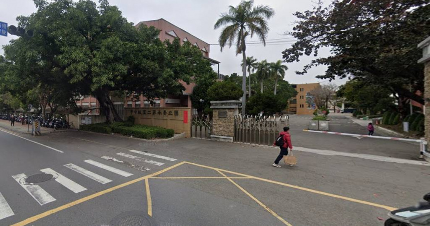 有民眾昨天行經台南市北門路，目擊一群南二中學生騎腳踏車闖紅燈迴轉PO網引發熱議，校方今天回應，即刻啟動改善措施，確保學生通行安全。（圖／翻攝自google maps）