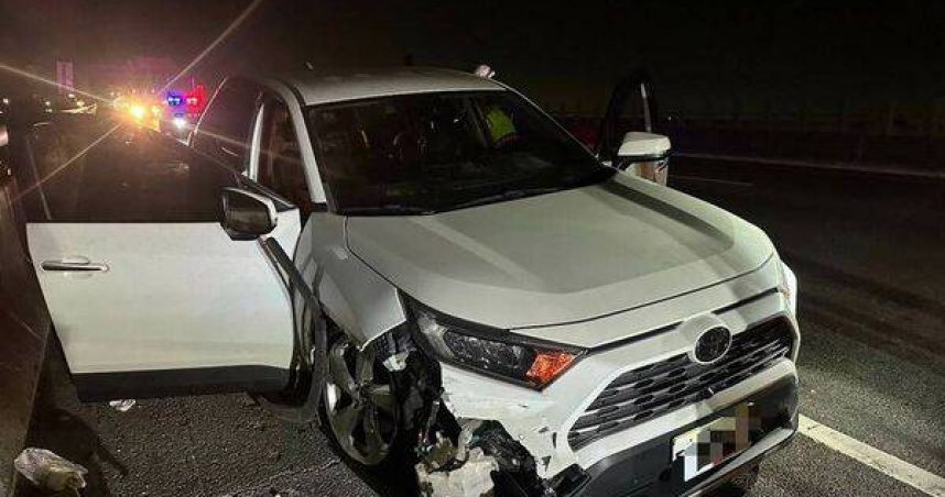 休旅車失控猛撞護欄，男女乘車雙雙受傷送醫。（圖 ／翻攝畫面）