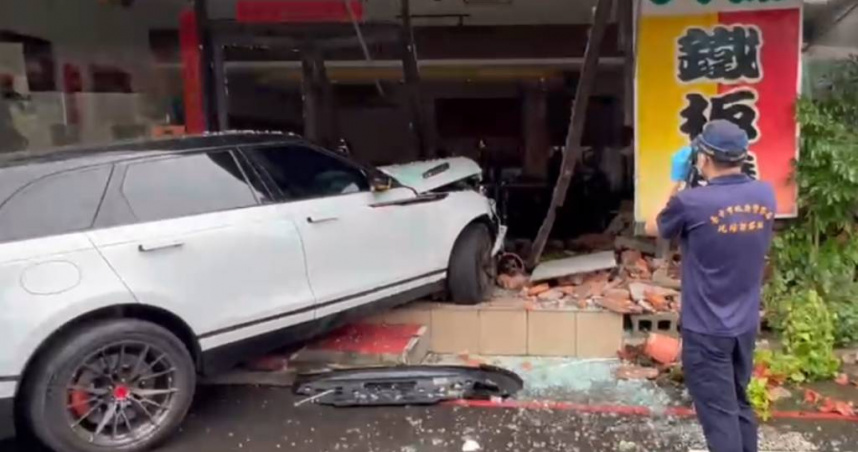 何姓男子28日上午駕車衝進大埔鐵板燒，他則遭割喉身亡，警方正介入調查中。（圖／翻攝畫面）