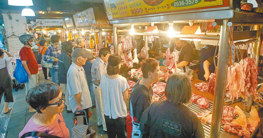 農業部日前宣布開放豬隻屠宰、肉品拍賣，傳統市場肉攤8日開始販售國產溫體豬肉，攤位前擠滿購買人潮。（圖／中國時報趙雙傑攝）