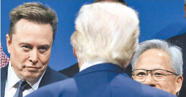 19日在美國舉行的沙烏地阿拉伯投資論壇上，輝達執行長黃仁勳和特斯拉執行長馬斯克與美國總統川普目視時，表情大不同。（圖／路透）