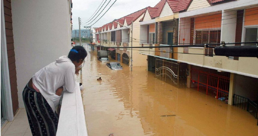 近日，泰國南部近日大雨連綿，釀成百年來罕見的嚴重水災，多個城鎮一夕間成為水鄉澤國。（示意圖／達志／美聯社）
