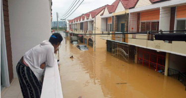 近日，泰國南部近日大雨連綿，釀成百年來罕見的嚴重水災，多個城鎮一夕間成為水鄉澤國。（示意圖／達志／美聯社）