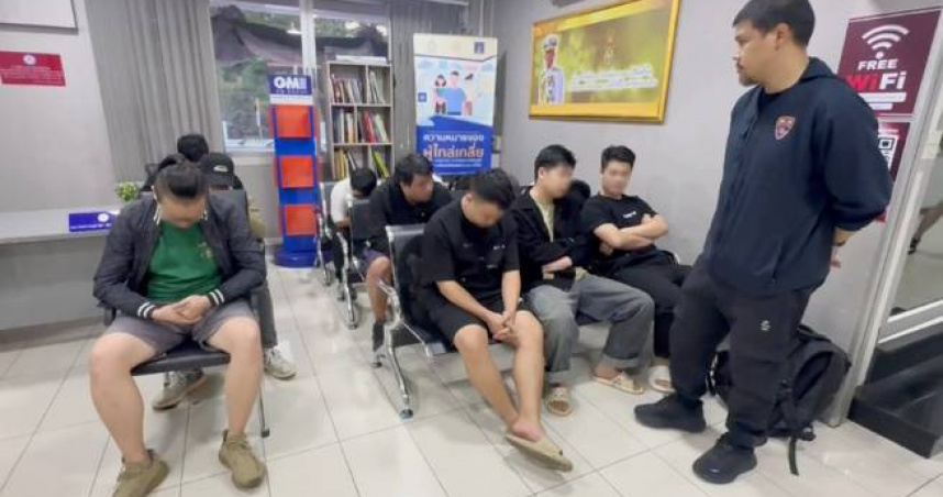 泰國警方近日在曼谷拉瑪九區1處公寓展開突襲行動，成功逮捕16名涉嫌國際詐騙的外籍人士。（圖／翻攝自Khaosod）