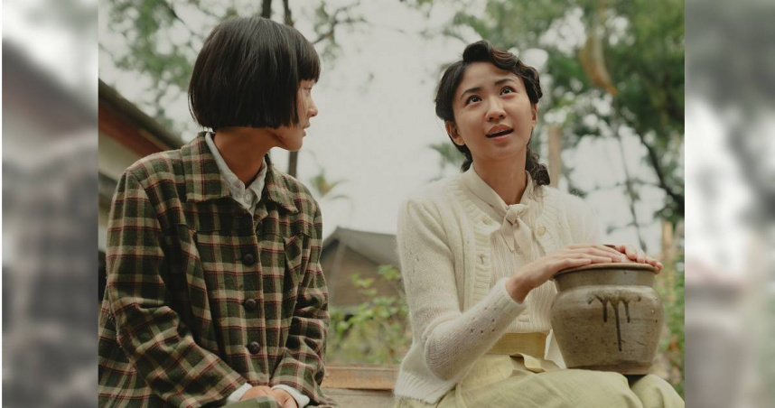 9m88（右）坦言，飾演姊姊阿霞在火化場外向方郁婷（左）飾演的妹妹阿月轉述哥哥育雲（曾敬驊飾演）的故事壓力極大。（圖／華文創）