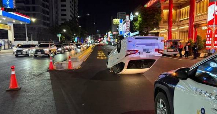 台南路口小客車「擦撞庇護島」整台側翻，駕駛膝傷無酒駕。（圖 ／翻攝畫面）