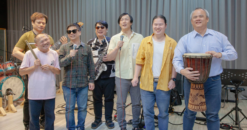 蕭煌奇與全方位樂團團員一起練團。（圖／中華民國身心障礙者藝文推廣協會提供）