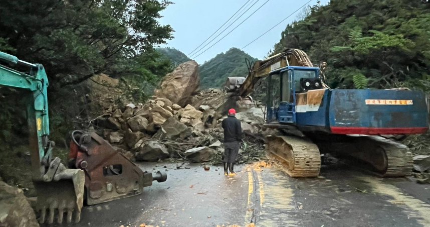 平溪台106線72.3公里處，疑似受到地震影響，土石鬆動坍方。（圖／翻攝臉書／新北市平溪區公所）