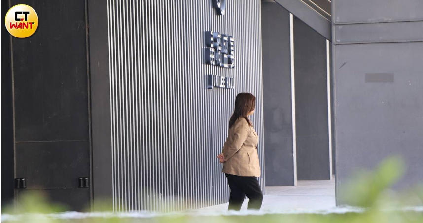 海委會主委管碧玲（圖）被爆出在2025年12月31日兩岸軍演未歇之際，從容前往高雄亞灣「晶綺盛宴」爽嗑五星料理。（圖／CTWANT攝影組）