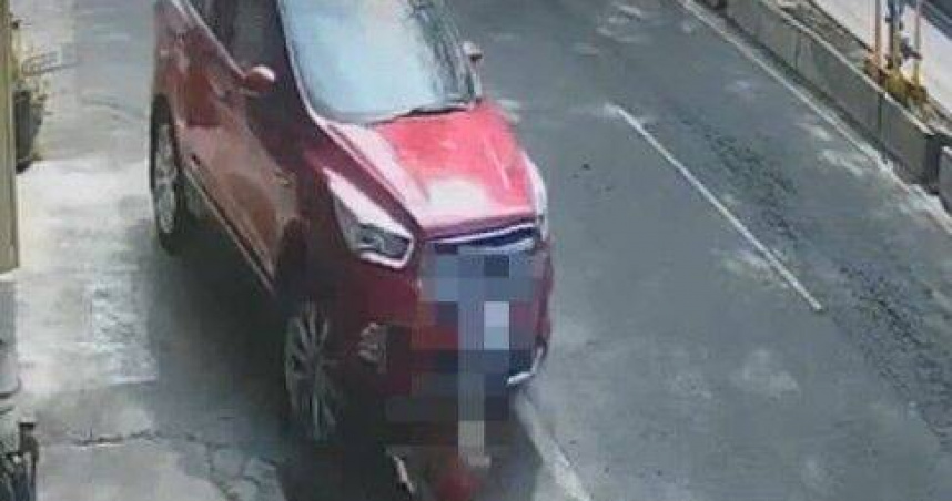 女子逗狗遭SUV輾入車底愛犬當場死亡。（圖 ／翻攝畫面）