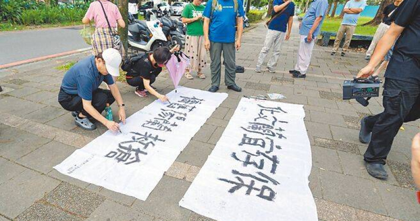 蘭陽舊橋遭廢止歷史建築的文資身分後，公民團體曾赴宜蘭縣文化局並書寫搶救布條為舊橋請命。（圖／報系資料照）