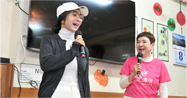 陳美鳳前往大愛護理之家進行新年送暖，獻唱金曲〈繁華攏是夢〉。（圖／台灣優質生命協會提供）