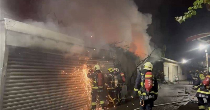 台中太平深夜大火機車遭殃工廠付之一炬。（圖 ／翻攝畫面）