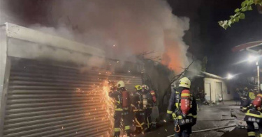 台中太平深夜大火機車遭殃工廠付之一炬。（圖 ／翻攝畫面）