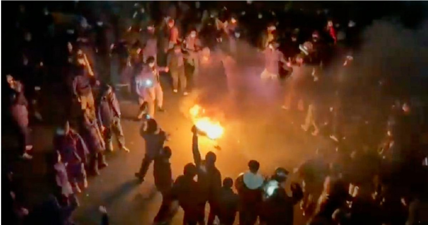 伊朗的示威者們走上街頭，圍繞著篝火載歌載舞，歡呼雀躍。（圖／達志／美聯社）